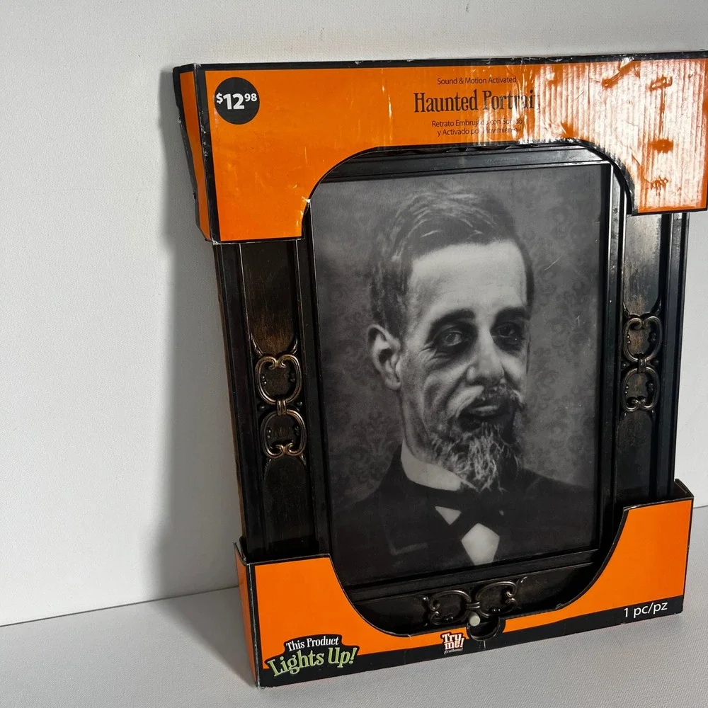 Walmart Haunted Portrait Sound Motion Activated Light Up Halloween Decor 61320